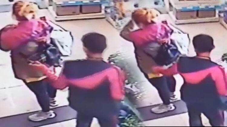 Esenyurt'ta alışveriş yapan kadının cebindeki telefonu böyle çaldı