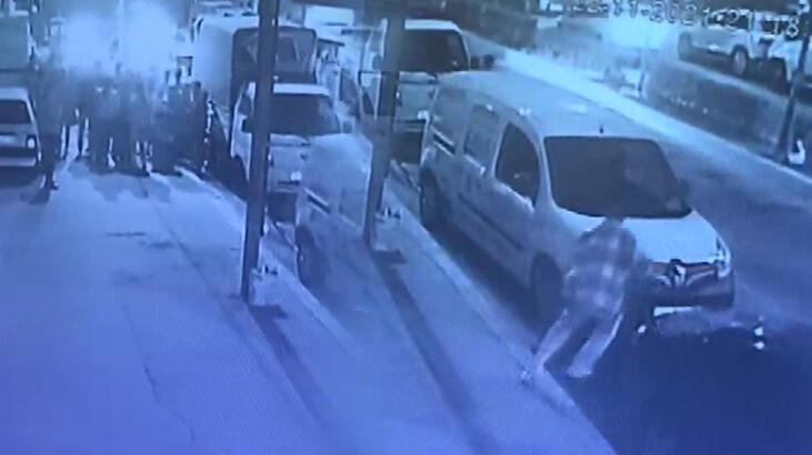 Esenyurt'ta iki grup arasında bıçaklı kavga kamerada