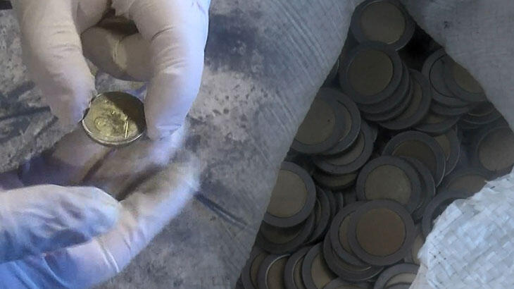 Esenyurt'ta kaçak darphane! Çuvallarla para bastılar