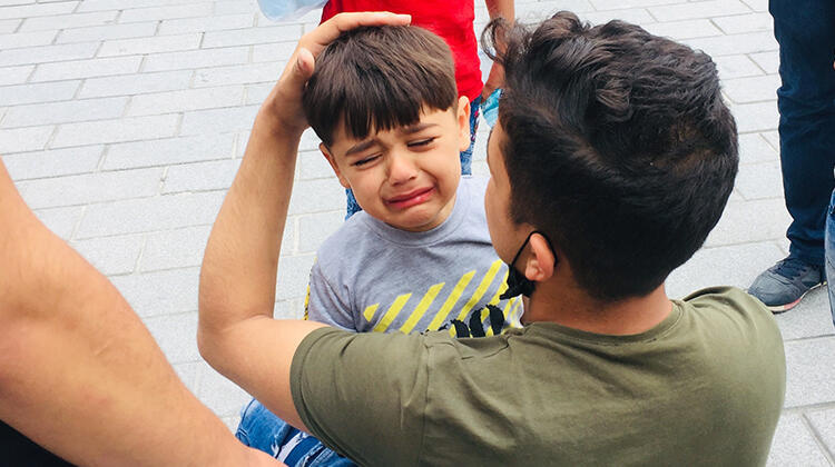Esenyurt'ta polis, kaybolan çocuğun ailesinin bulunması için çalışma başlattı