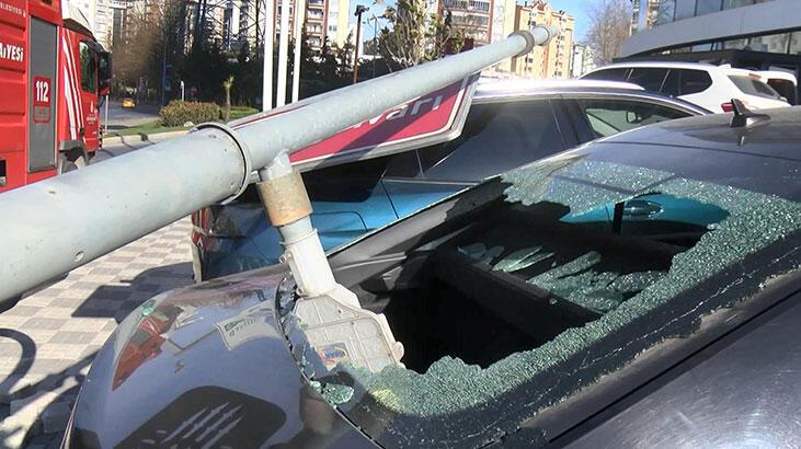 Esenyurt’ta şiddetli rüzgarda devrilen direk, 2 otomobile zarar verdi