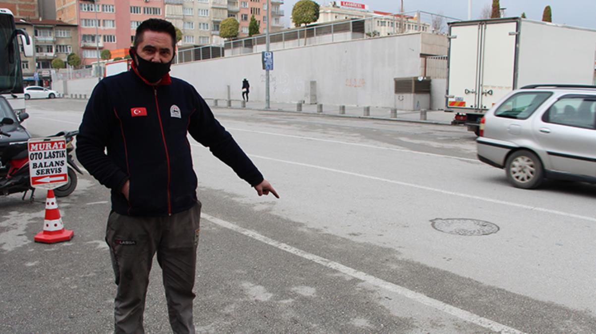 Esnaf, dükkanın önünde telefonunu çıkarırken altın dolu poşetini düşüren vatandaşı arıyor