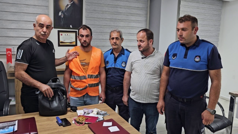 Ev almak için biriktirdiği altın ve parayı parkta unuttu