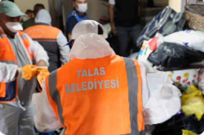 Evden 5 kamyon çöp çıkartıldı