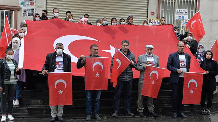 Evlat nöbeti tutan aileler, 29 Ekim'i İstiklal Marşı'nı okuyarak kutladı