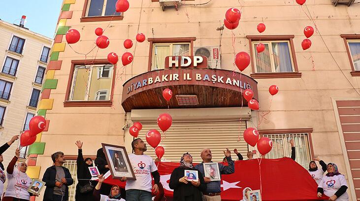 Evlat nöbetindeki aileler, 'Yaşasın Cumhuriyet' sloganıyla Türk bayraklı balonları gökyüzüne saldı