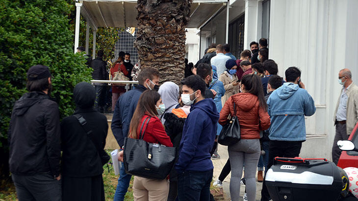 Evlendirme dairesi önünde nikah tarihi kuyruğu oluştu