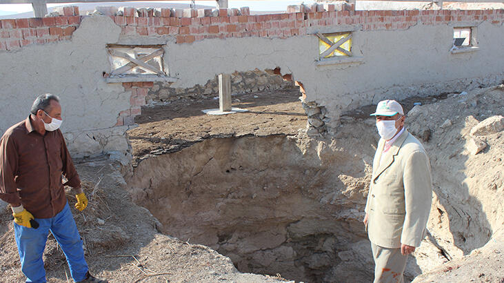 Evlerinin yanındaki obruk korkuya sebep oldu!