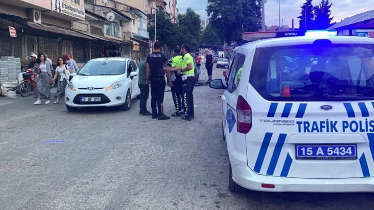 Evli kadınla yakalanan adam paniğe kapılıp gaza bastı, 3 otomobil birbirine girdi