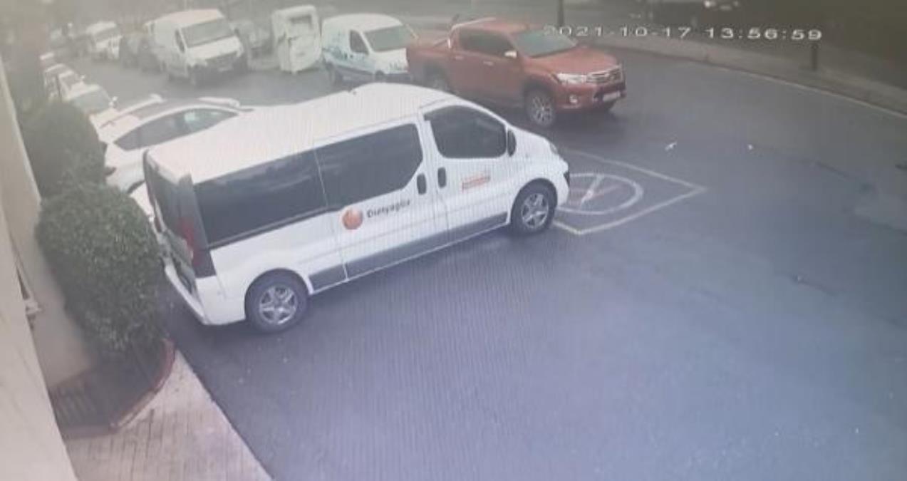 EYÜPSULTAN'DA OTOMOBİL YOLUN KARŞISINA GEÇEN ÇOCUĞU BÖYLE ÇARPTI