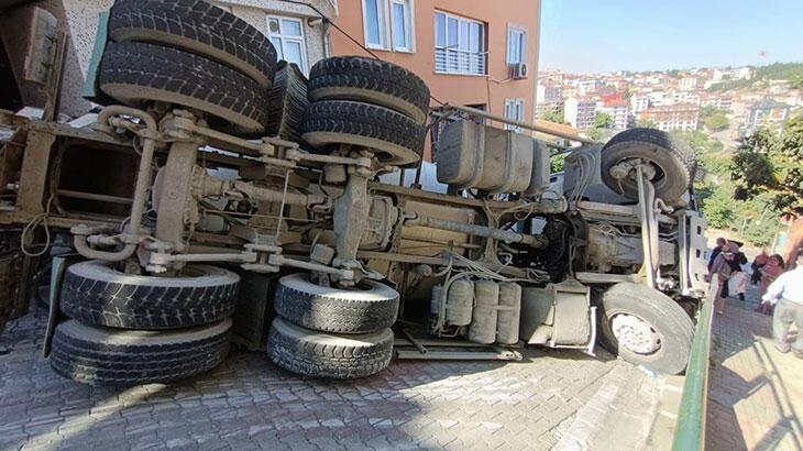 Faciadan dönüldü! Beton mikseri kotrolden çıkıp devrildi