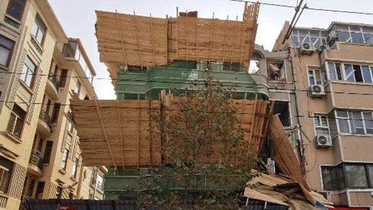 Fatih'te bina yıkımında iskele çöktü! Ekipler bölgede