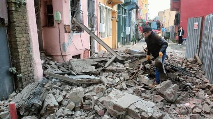 Fatih'te binanın bir kısmı yola çöktü