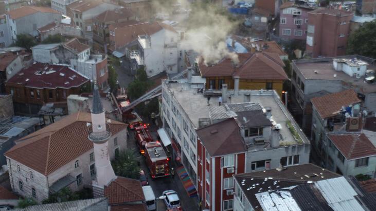 Fatih'te iki katlı ahşap otelde yangın