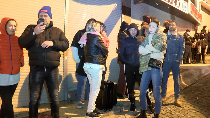 Fatih'te korkutan yangın! Turistler bavullarıyla dışarı çıktı