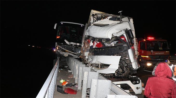 Feci kaza! TIR ve yolcu otobüsü çarpıştı