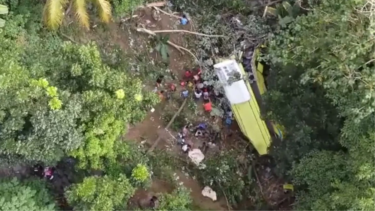 Filipinler'de yolcu otobüsü şarampole yuvarlandı: 17 ölü, 11 yaralı