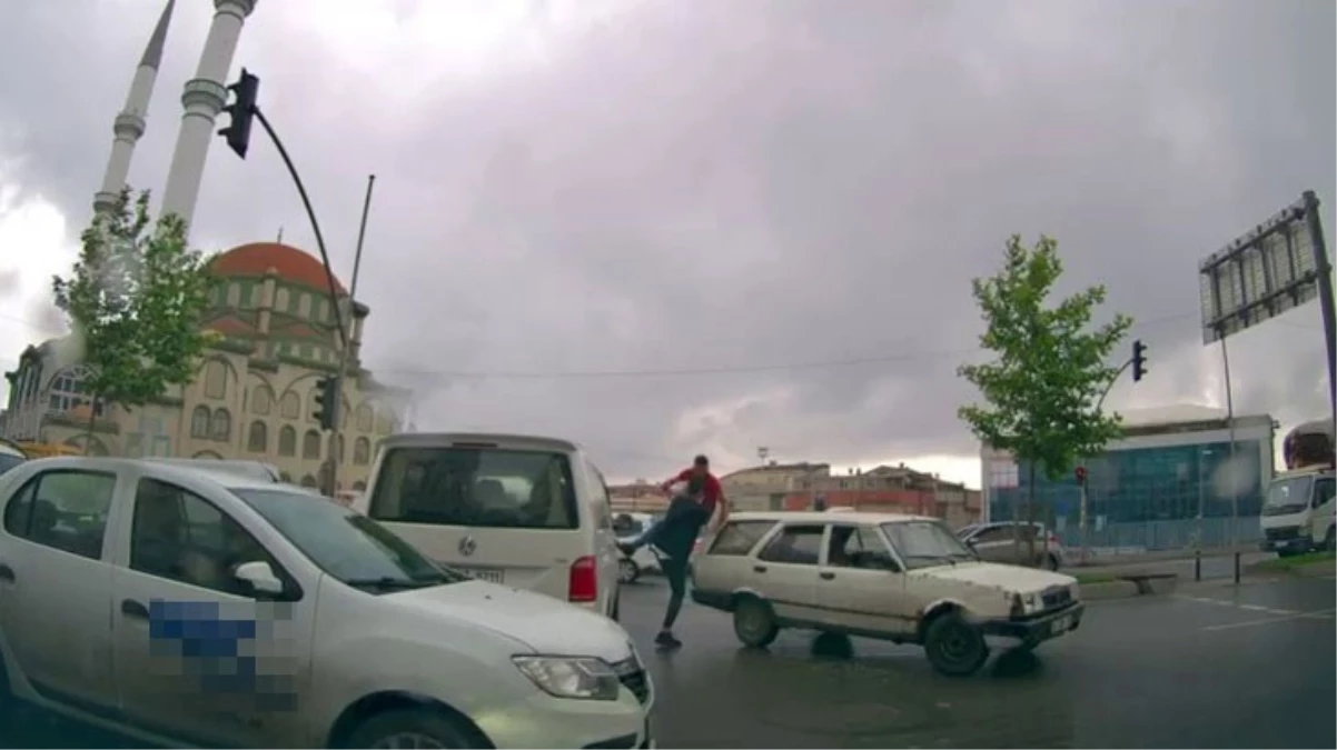 Film sahnelerini aratmayan kavga kamerada! Otomobilin üzerinden atlayıp yumruk yağmuruna tuttu