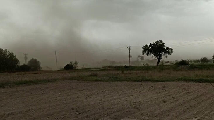 Fırtına binanın dış kaplamasını söktü