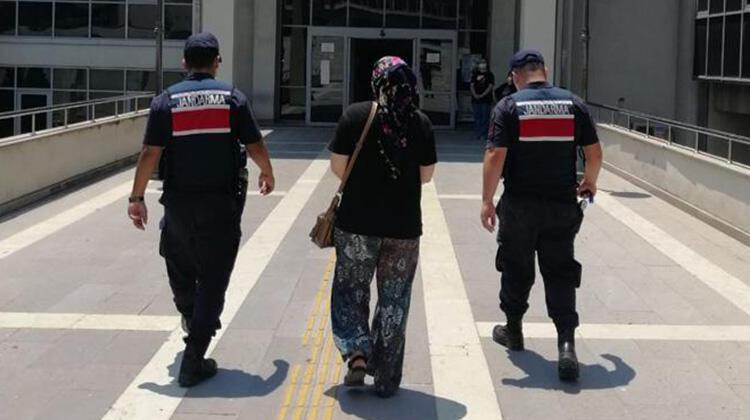 Fuhuştan 3 yıl hapisle aranan kadın saklandığı evde yakalandı