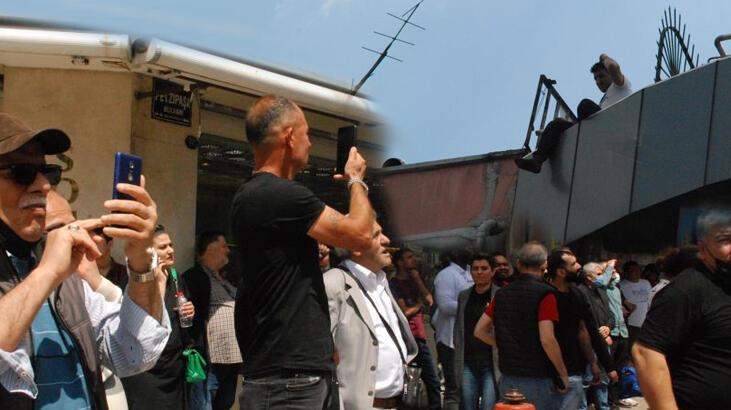 Genç adam çatıya çıktı, vatandaşlar telefona sarıldı