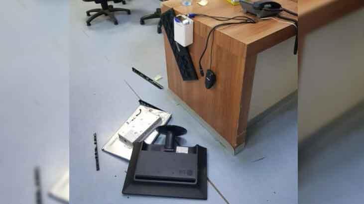 Genç kız, iğnenin yan etkilerini söyleyen doktora saldırdı!