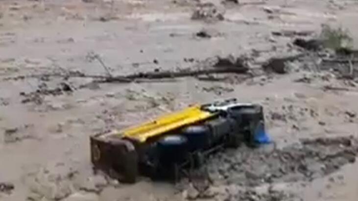 Giresun'da şantiyeyi sel bastı iş makineleri sürüklendi