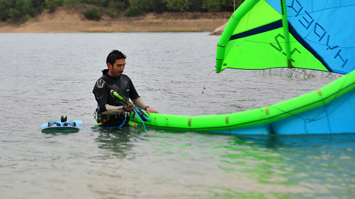 Gölde mahsur kaldı, yardımına polis koştu