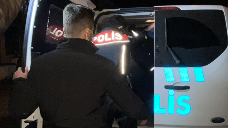 Gözaltına alındı, polis aracında kafesi yumrukladı