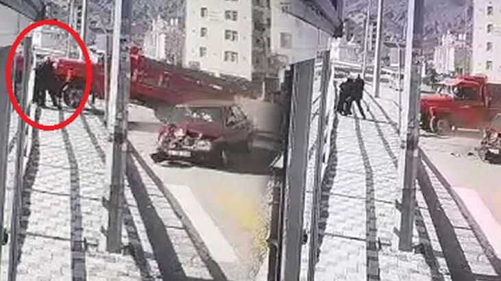 Gümüşhane’de feci olay! Kamyon önce otomobile sonra kaldırımdaki çifte çarptı