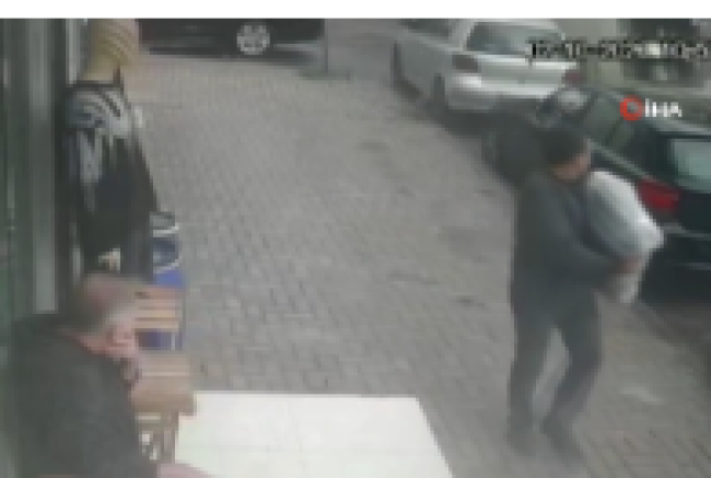 Güngören’de tramvay ters dönüş yapan minibüse çarptı