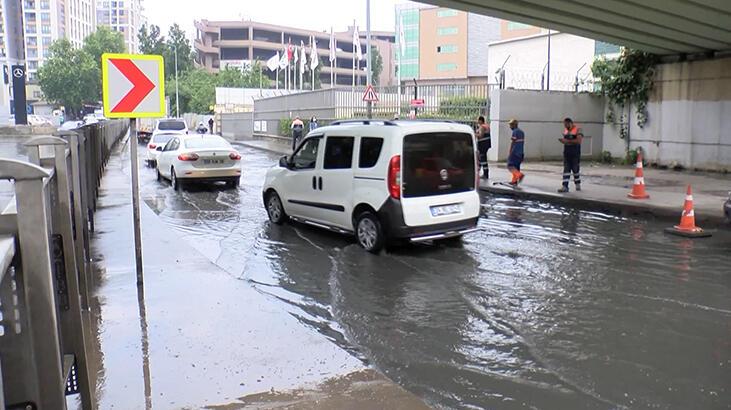 Güngören'de etkili olan sağanak yağış sürücülere zor anlar yaşattı