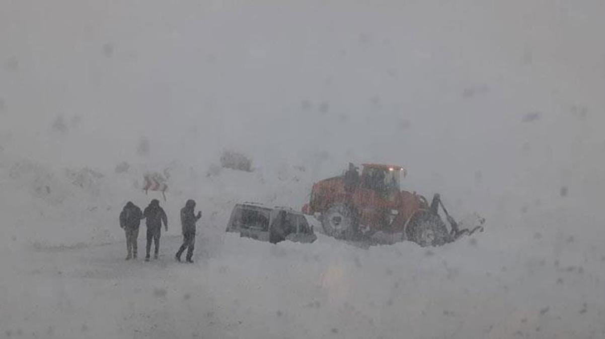 Hafif ticari araç 3 bin rakımlı Karabet Geçidi'nde kara saplandı! Ekipler 4 kişi için seferber oldu