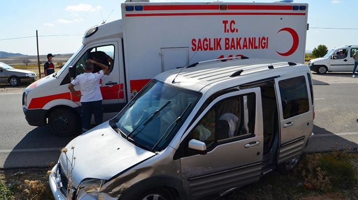 Hafif ticari araç ile otomobil çarpıştı: Yaralılar var