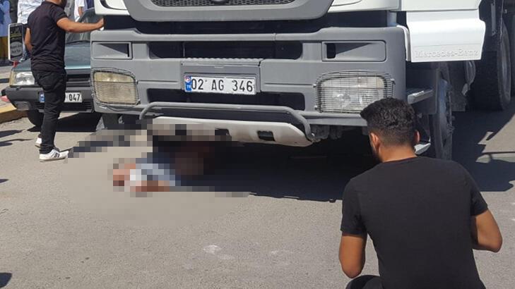Hafriyat kamyonun çarptığı yaya feci şekilde can verdi!