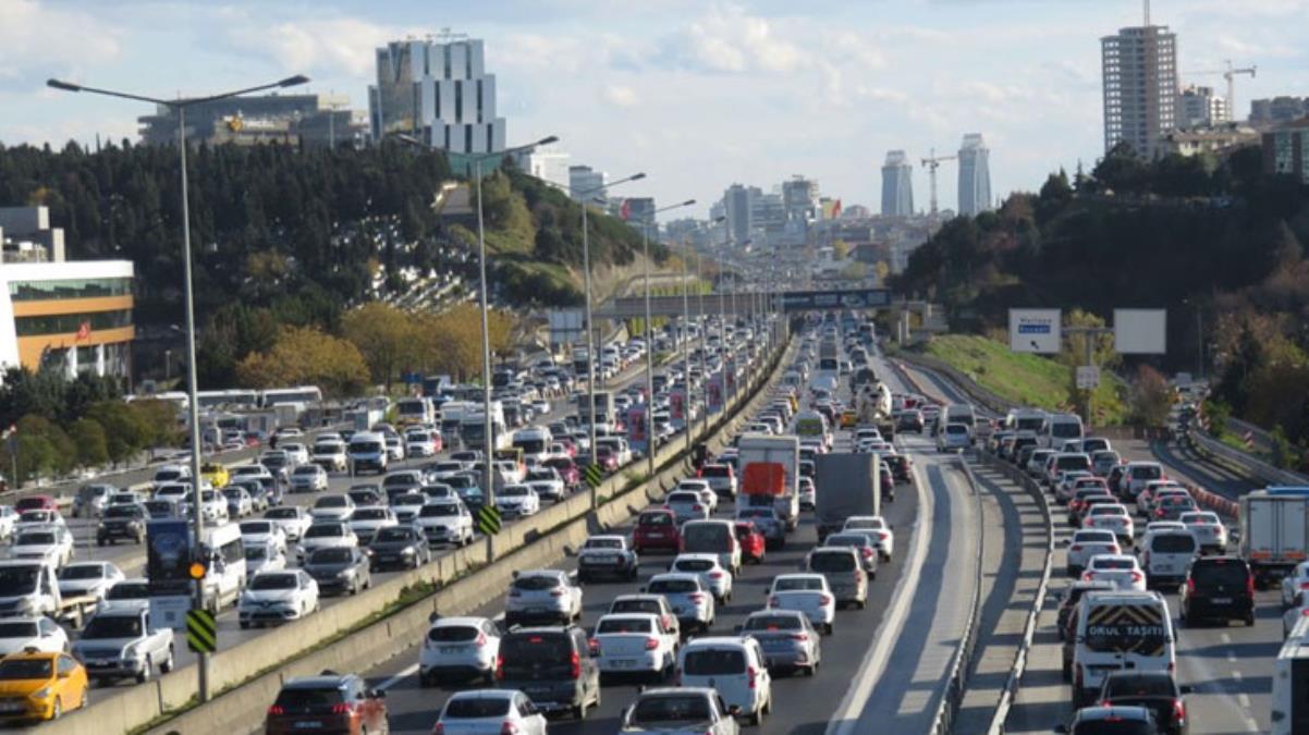 Hafta sonu kısıtlaması öncesi öncesi İstanbul'da trafik kilitlendi