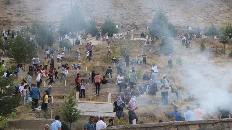 Hakkari’de bayramın ilk günü mezarlıklar kalabalık