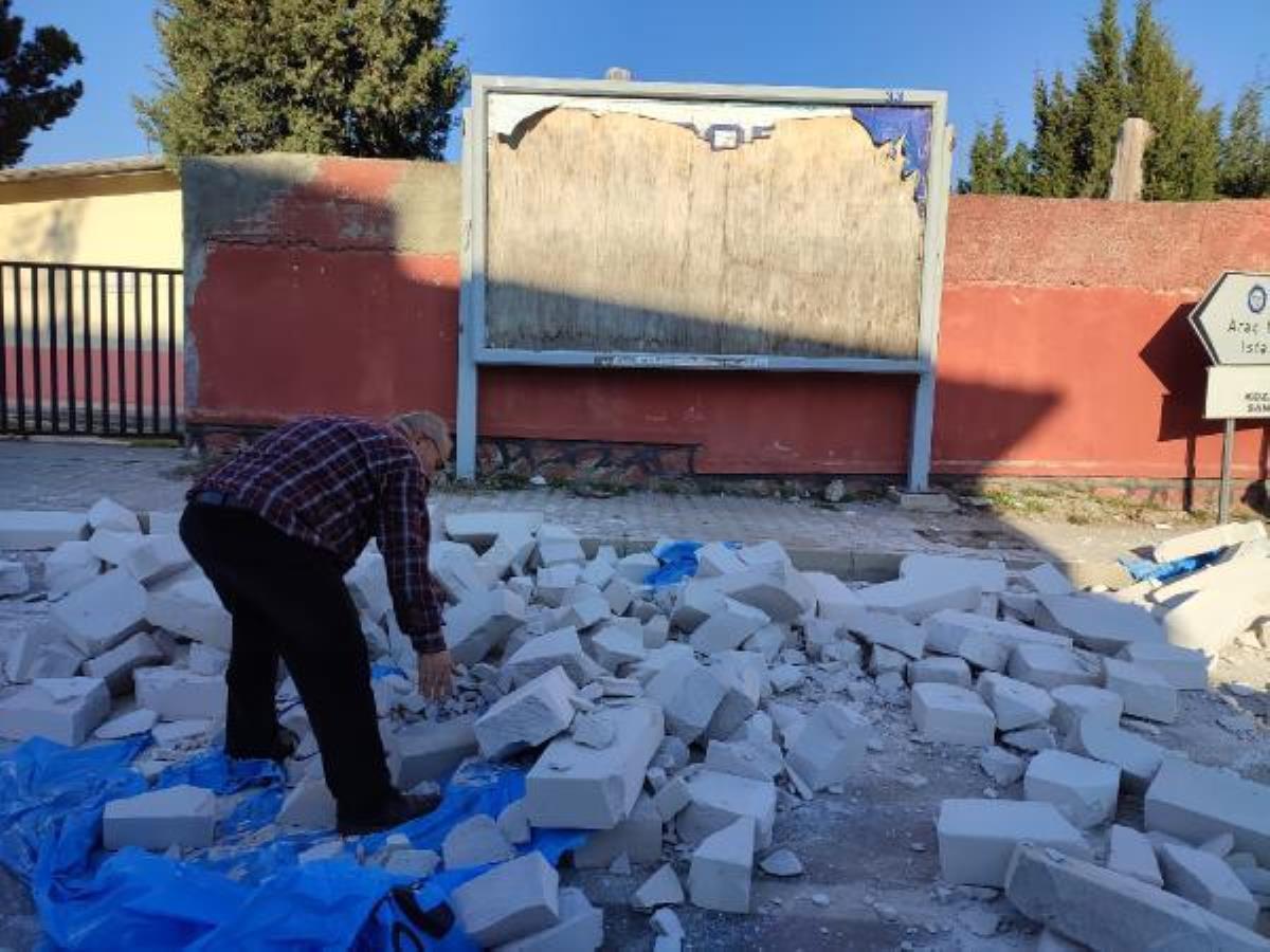 Halat kopunca kamyondaki gazbetonlar yola saçıldı