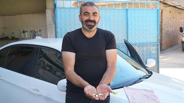 Halı arasında bulduğu 13 çeyrek altını sahibine teslim etti