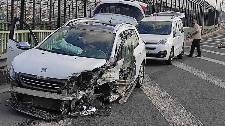 Haliç Köprüsü'nde kaza! Otomobil, bariyerlere çarptı