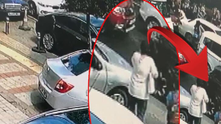 Hamile kadınla çocuğu iki otomobil arasına sıkıştı!