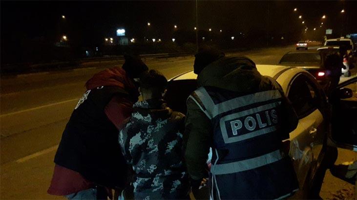 Hareketleri ele verdi! Otomobilin içinde...