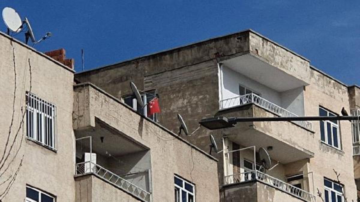 HASARLI BİNA YIKIMI, ÇATIDAKİ TÜRK BAYRAĞININ ALINMASI İÇİN DURDURULDU
