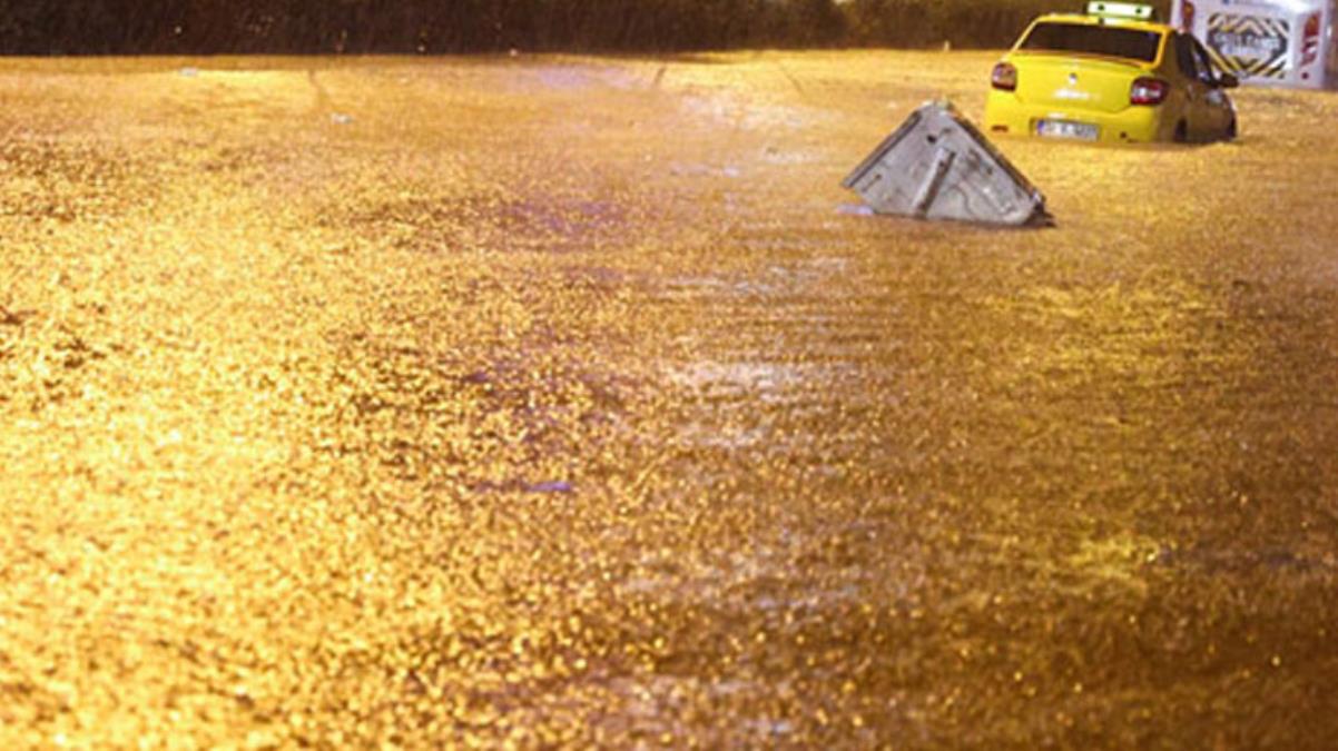 Hasretle beklenen yağmur İzmir'de çileye döndü! Sağanak yağış kentte su baskınlarına neden oldu