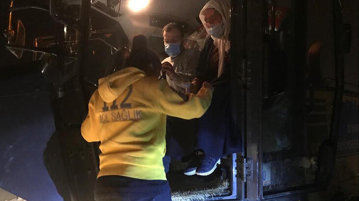 Hasta kadın karlı yolda, iş makinesi ile ambulansa taşındı