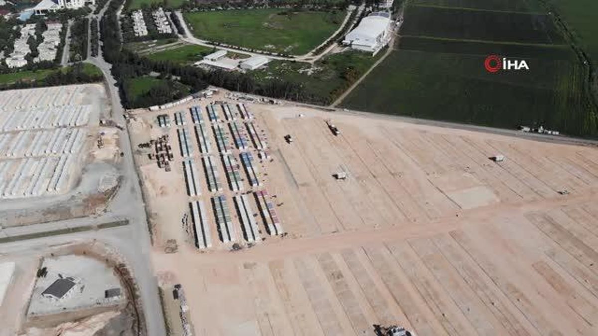 Hatay'da konteyner kentlerin kurulumu devam ediyor