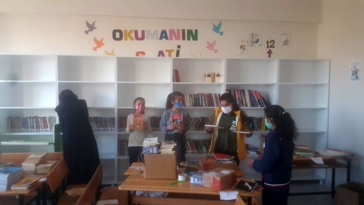 Hayırsever doktorlardan köy okuluna kütüphane