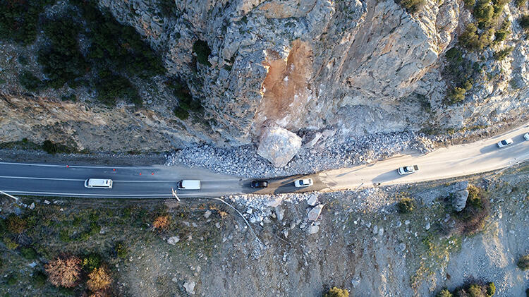 Heyelanda yolu kapatan dev kaya, 15 saatlik çalışmayla kırıldı!