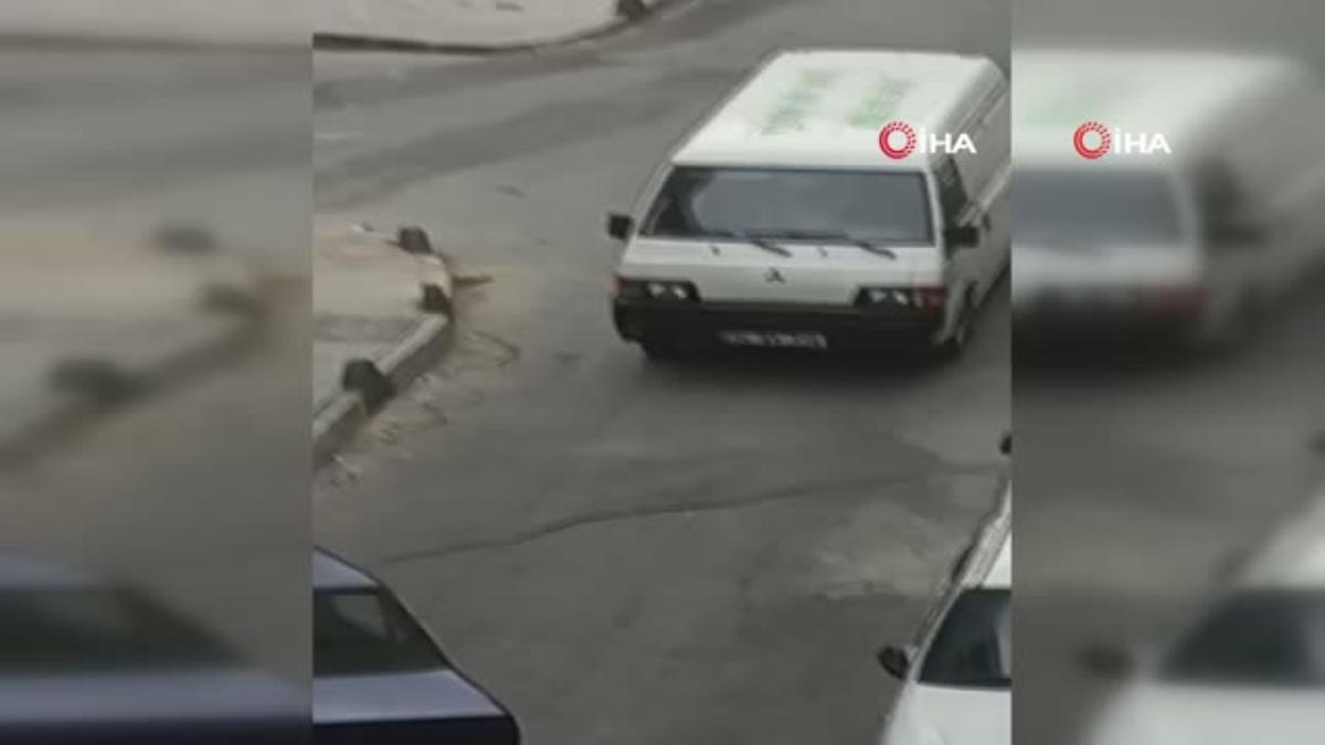 Hırsızlar kendilerini kamera ile kayda alanlara aldırmadan süt minibüsünü çaldı