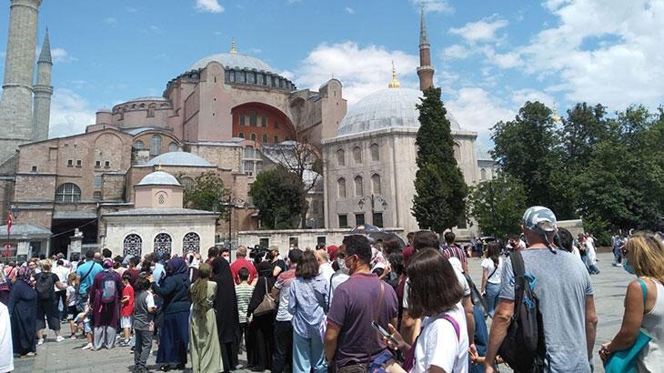 İbadete açılmasının birinci yıldönümünde Ayasofya Camii'ne ziyaretçi kuyruğu